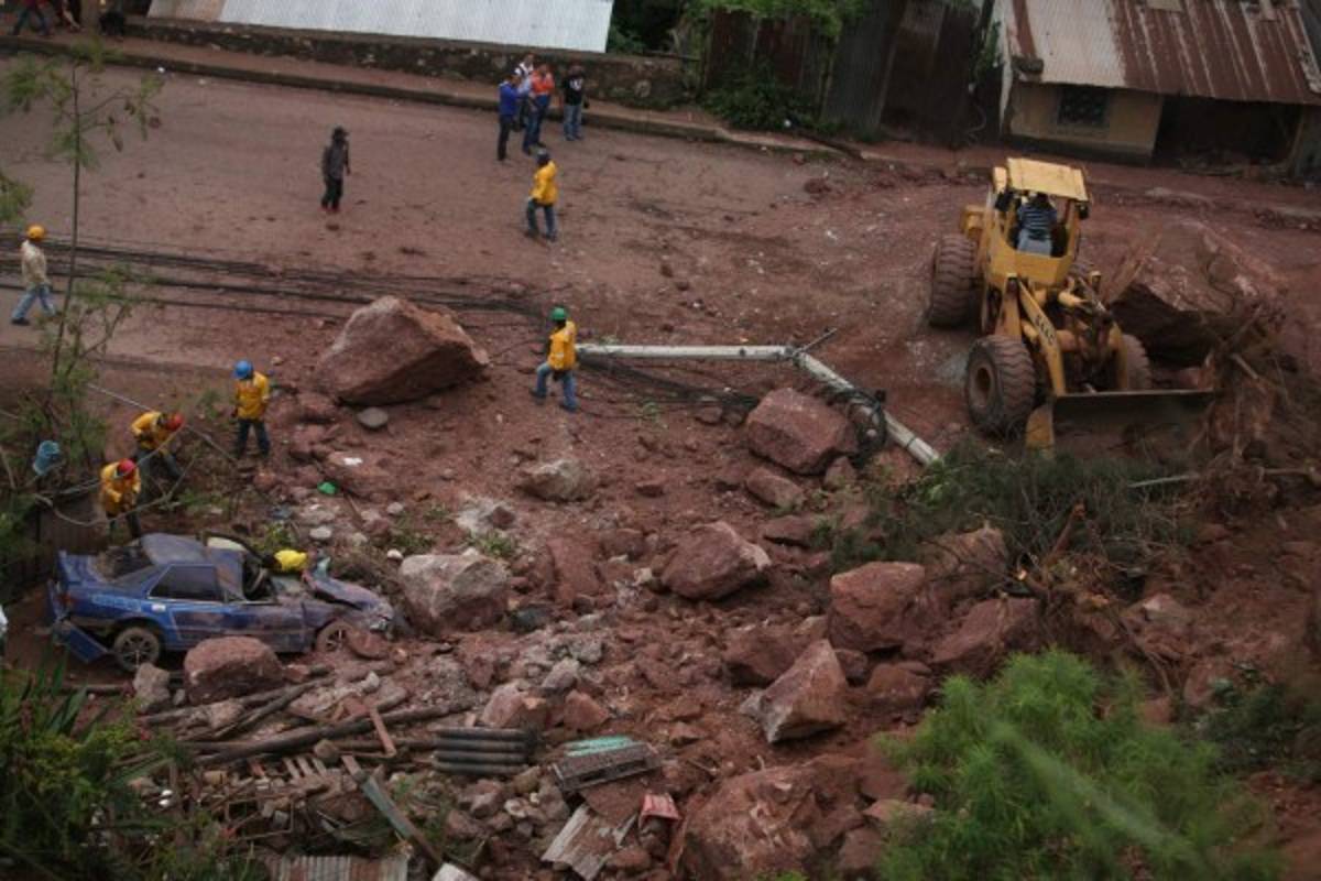 Desprendimiento de rocas a punto de causar tragedia en la Villa Nueva