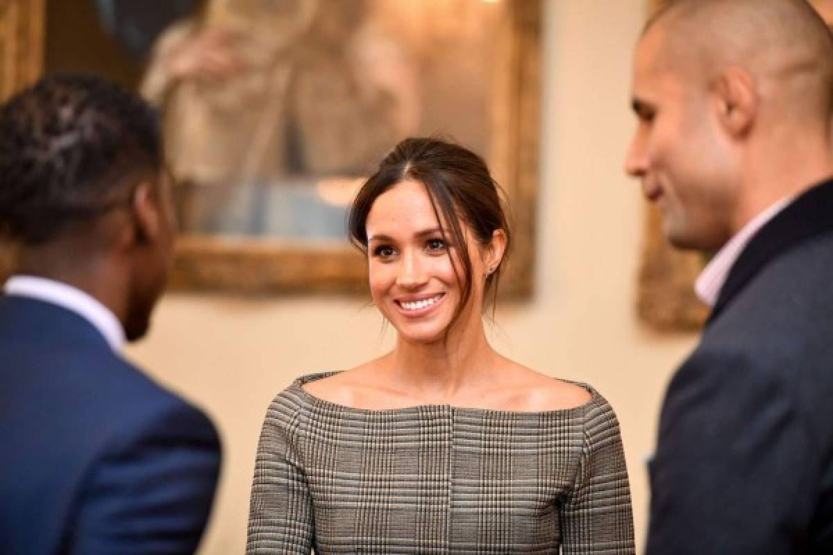 Britain's Prince Harry's fiancée US actress Meghan Markle chats with people inside the Drawing Room during a visit at Cardiff Castle in Cardiff, south Wales on January 18, 2018, for a day showcasing the rich culture and heritage of Wales. / AFP PHOTO / POOL / Ben Birchall