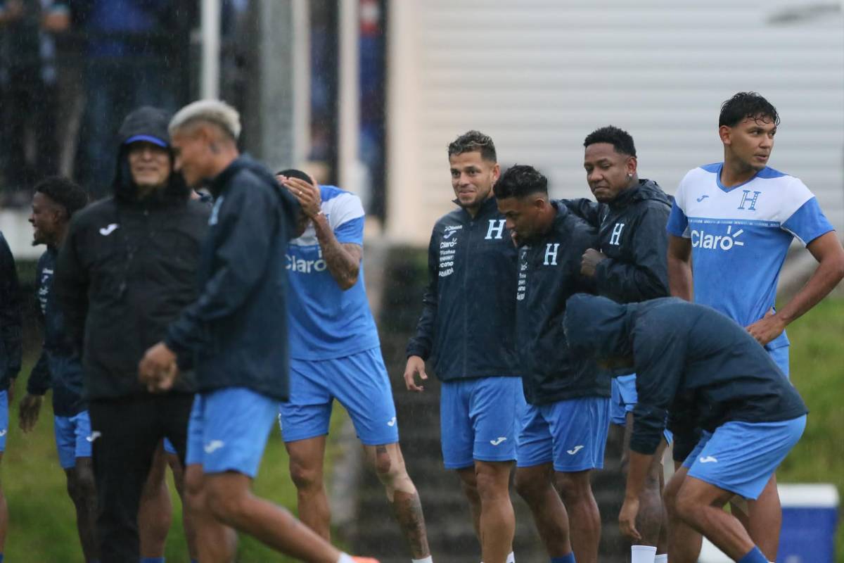 Honduras entrena bajo la lluvia y con mucha seriedad previo a partido ante Haití