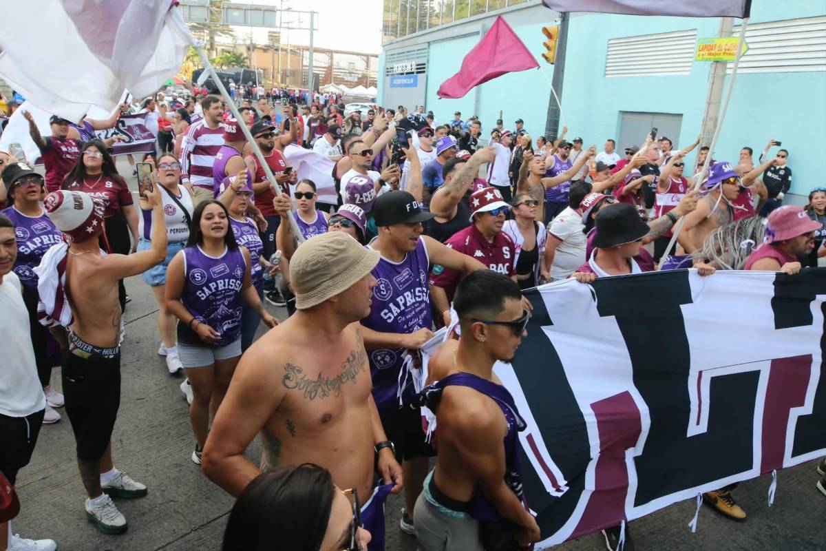 Aficionados del Saprissa sorprenden en su llegada para partido ante Olimpia