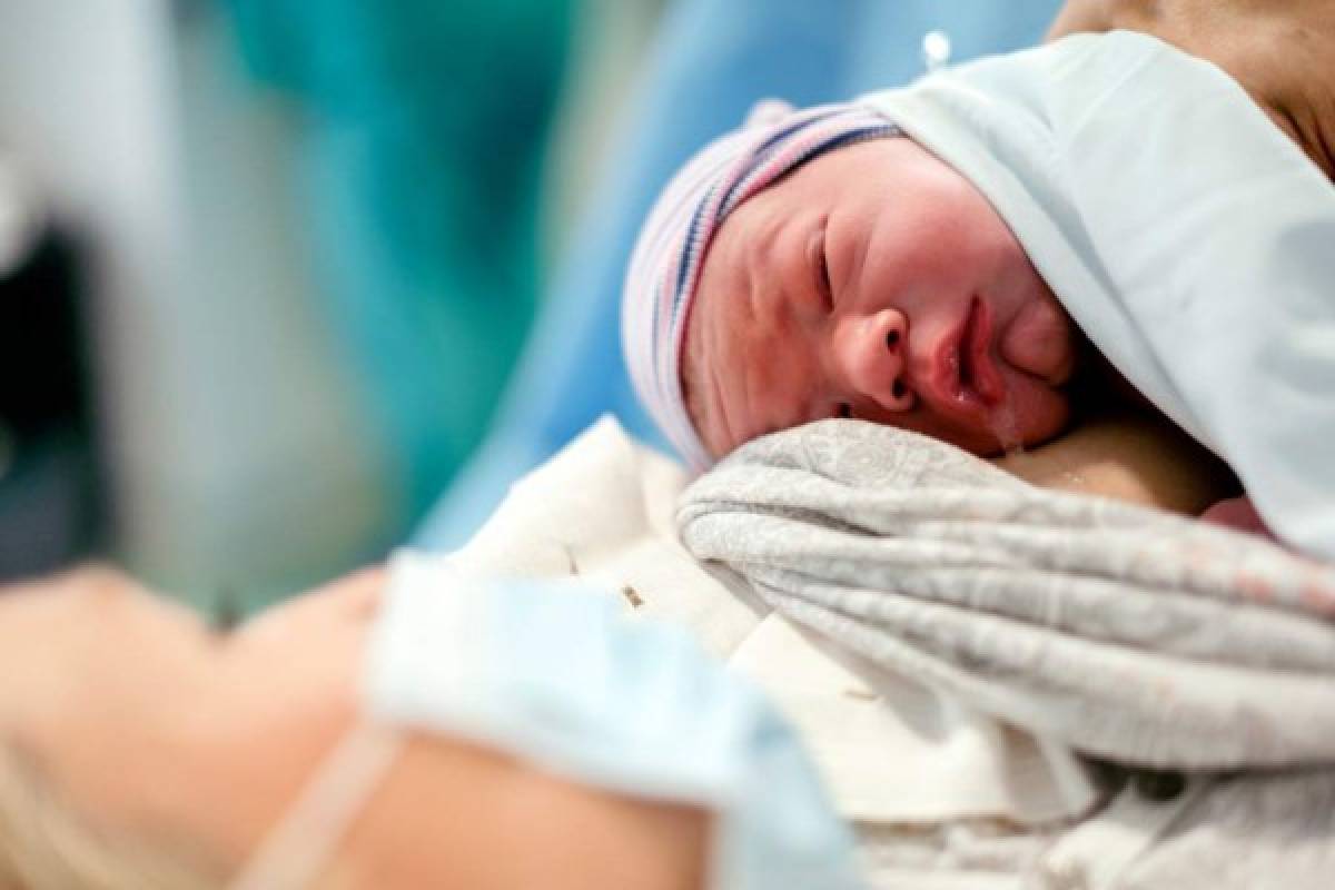 El apego de madre e hijo inmediatamente después del nacimiento es importante para el inicio de la lactancia materna. Busque una clínica u hospital donde no la separen de su hijo durante horas.