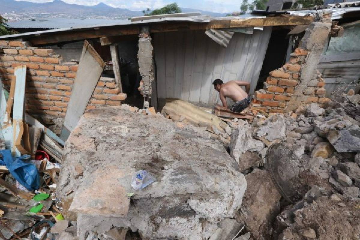 Otras dos viviendas resultaron parcialmente dañadas a consecuencia del desplome del muro, foto: Johny Magallanes/ EL HERALDO.