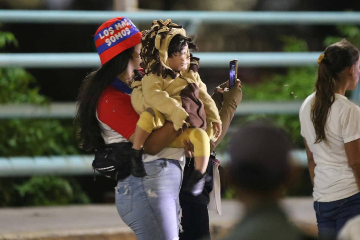 Enmascarado sorprende y lo que hizo linda chica: Llegada de la Ultra al Olimpia vs Cartaginés