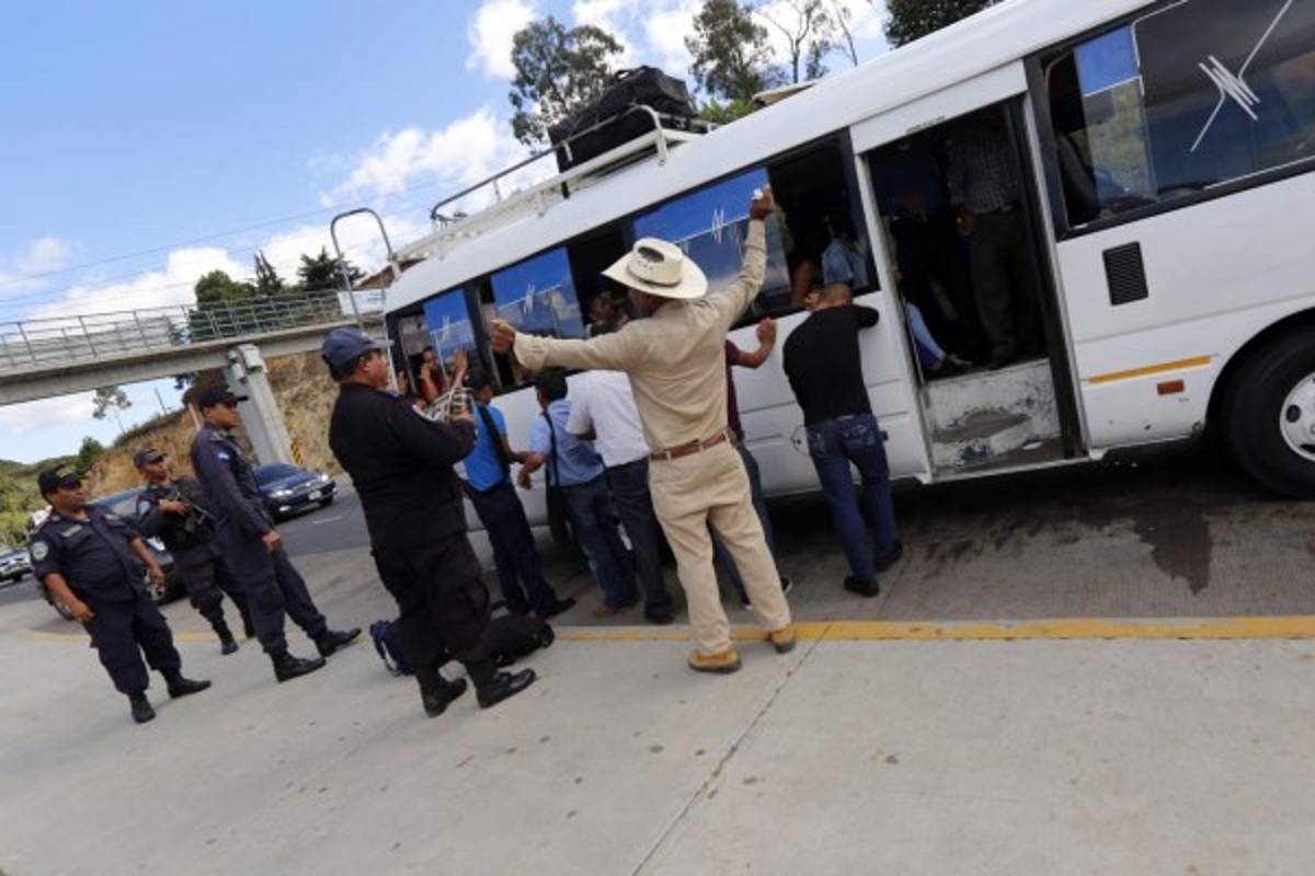 Viajeros abarrotan las terminales en un anticipado éxodo navideño