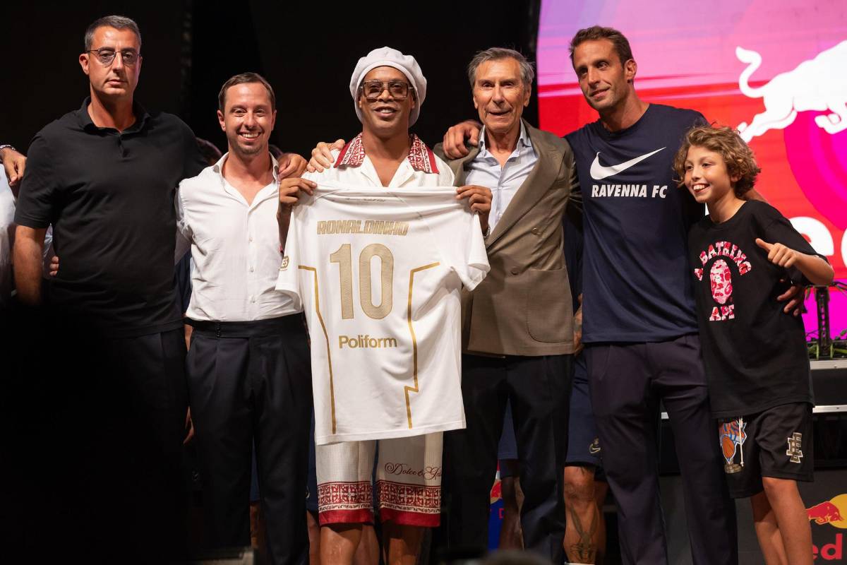 Ronaldinho regresa del retiro a sus 46 años, ya fue presentado y el salario que tendrá