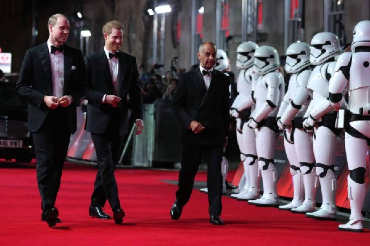 Los príncipes Guillermo y Enrique asisten al estreno en Londres de 'Star Wars' 