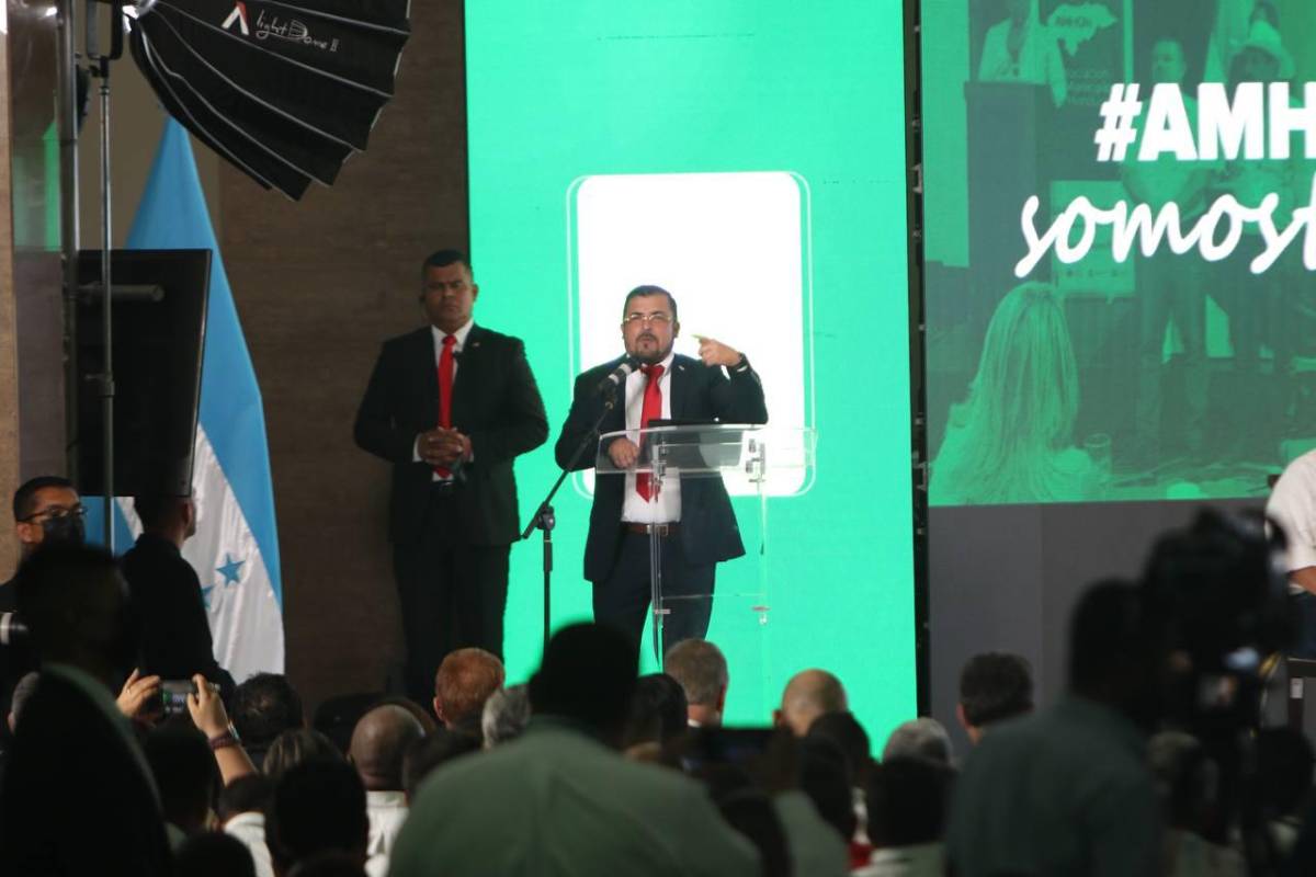 Xiomara Castro: “Nada me detiene para trabajar y vencer a los que se oponen a la refundación”