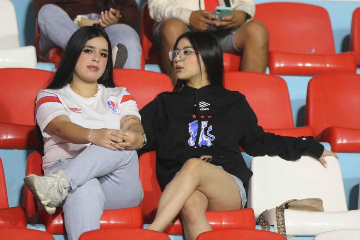 Periodista y pelirroja cautivaron: Las lindas chicas que llegaron al clásico Olimpia vs Motagua