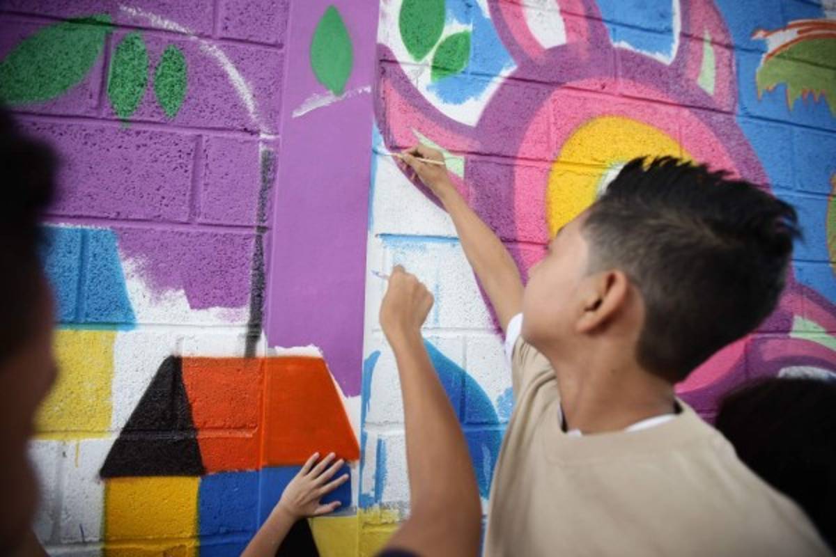 El grafitero Roger Roke hace mural en Honduras