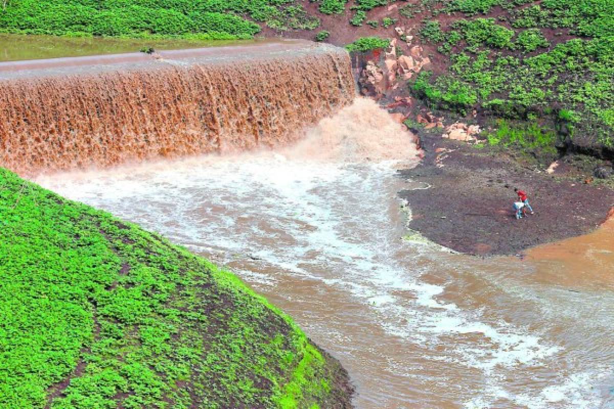 Bulevares anegados y casas inundadas producto de las lluvias