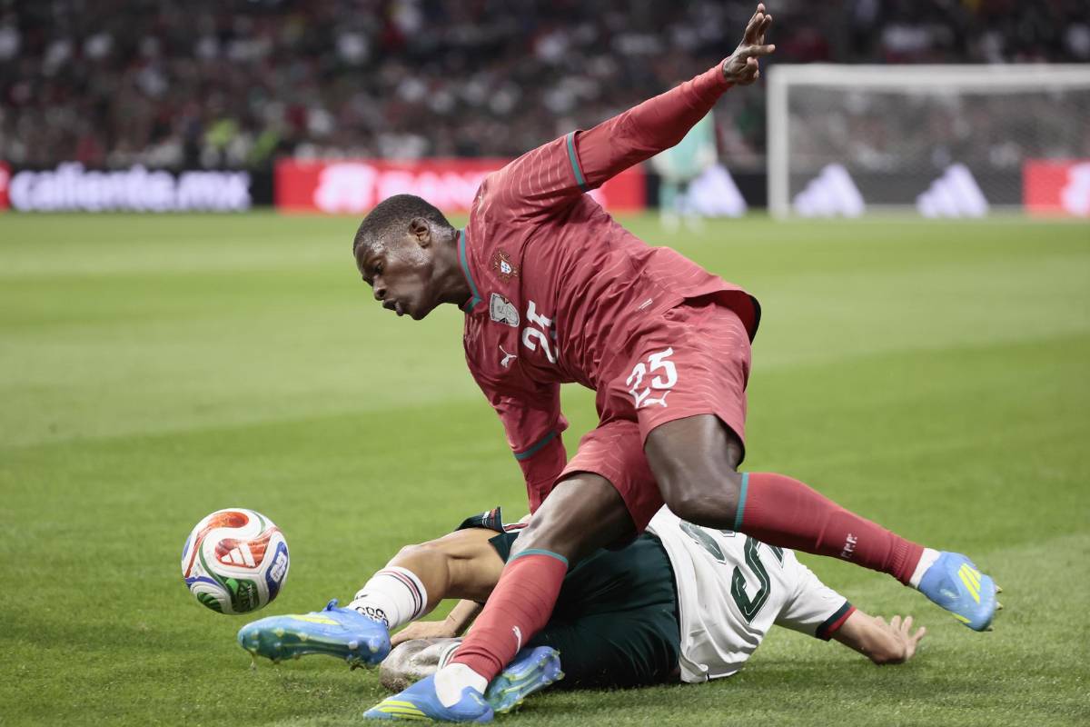 Un hombre muere al caer en la zona de palcos en la reapertura del Estadio Azteca