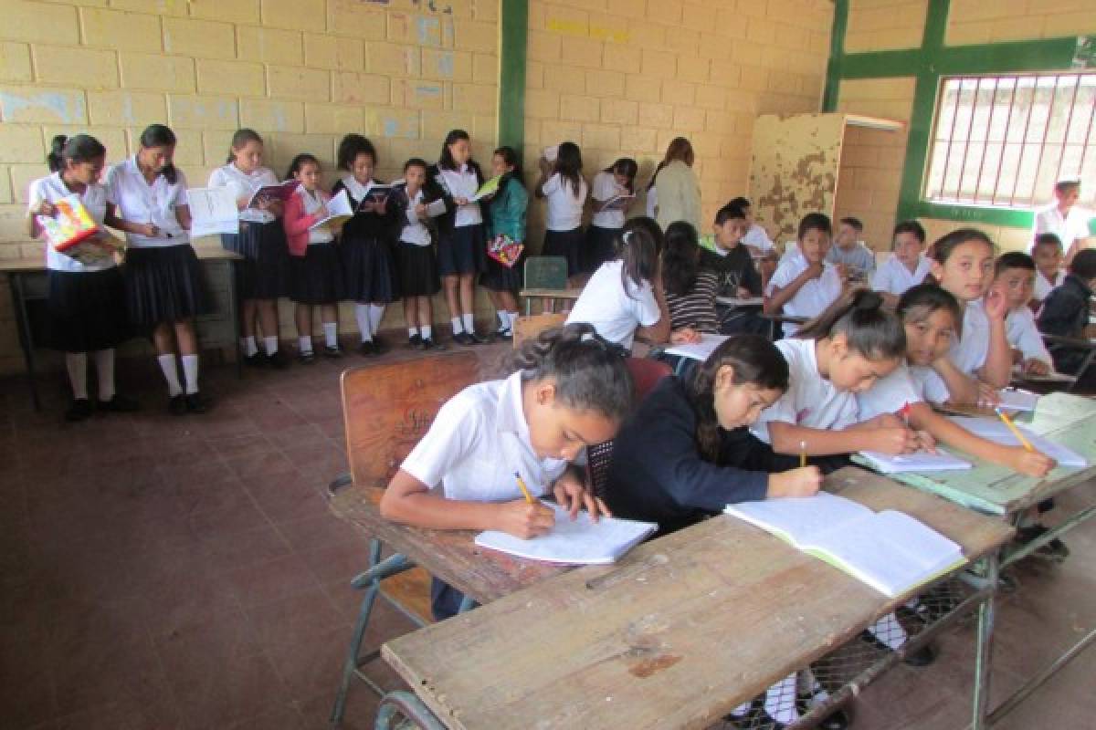 Alcaldía y Educación acuerdan reparar escuelas y mobiliario