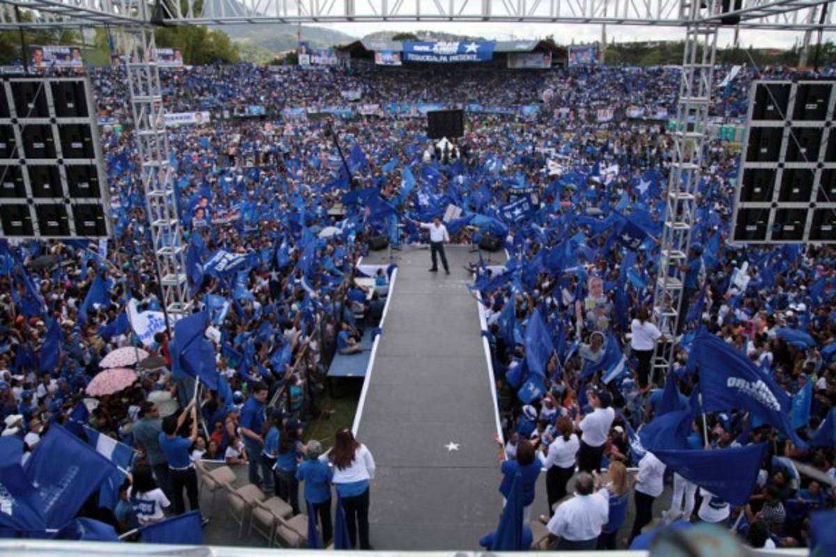 Simpatizantes del Partido Nacional protestan para que TSE inscriba candidatura de Juan Orlando