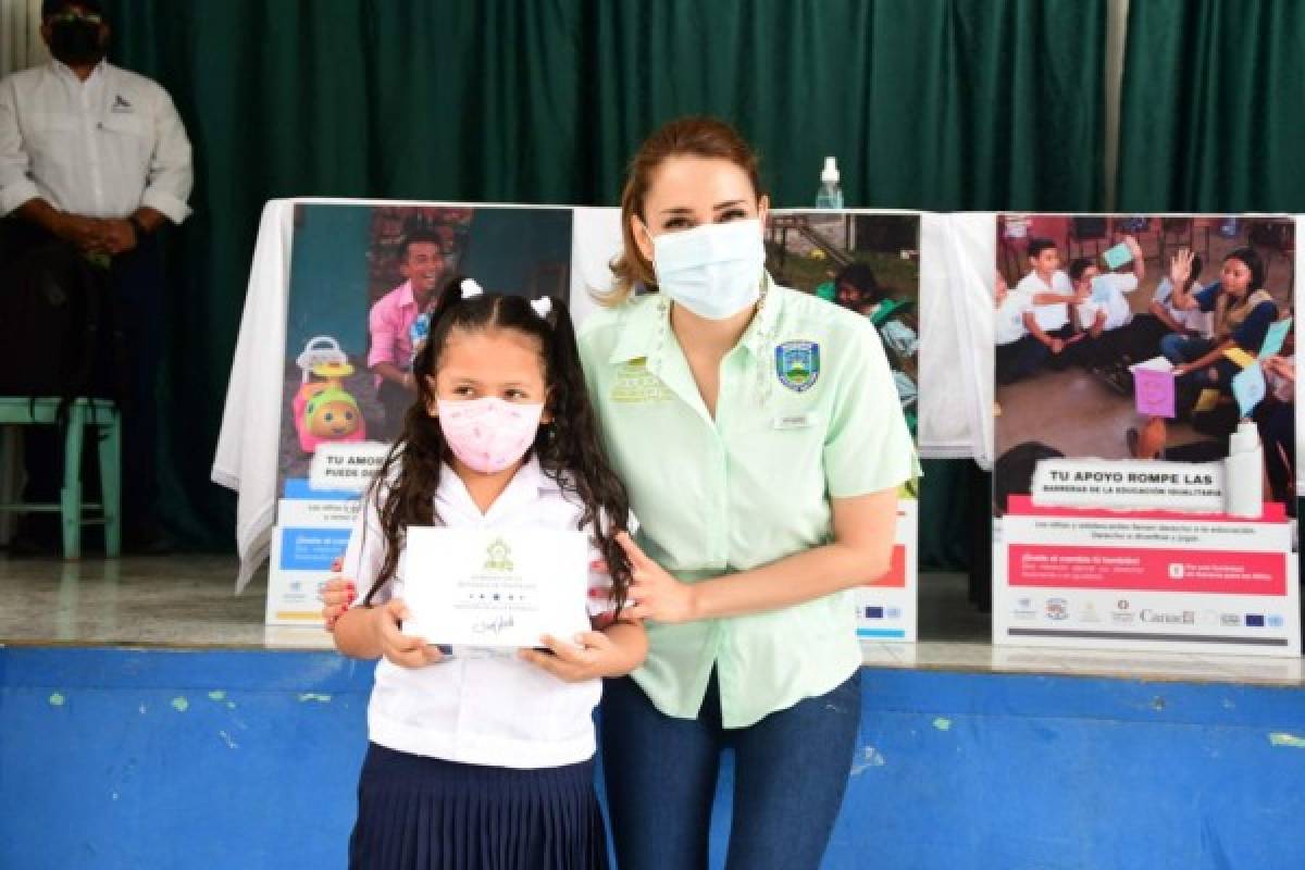 Gobierno entrega 150 tablets a nueve escuelas del Distrito Central  