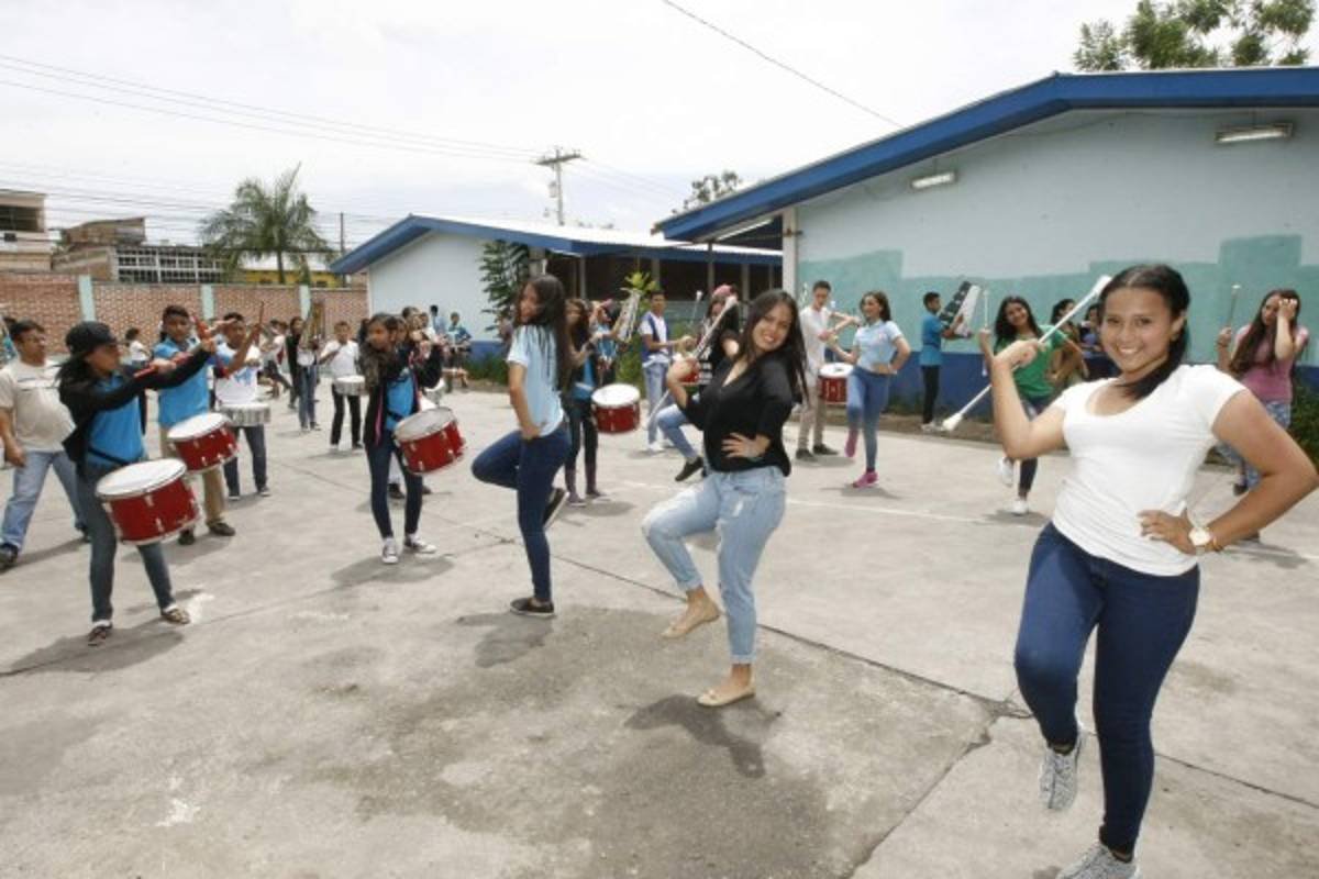 Estudiantes de 80 institutos de la capital se preparan para los desfiles