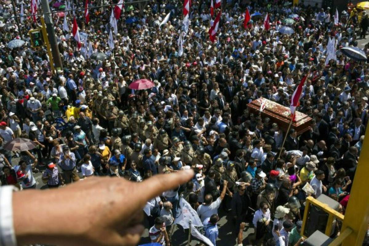 Multitud despide al expresidente peruano Alan García
