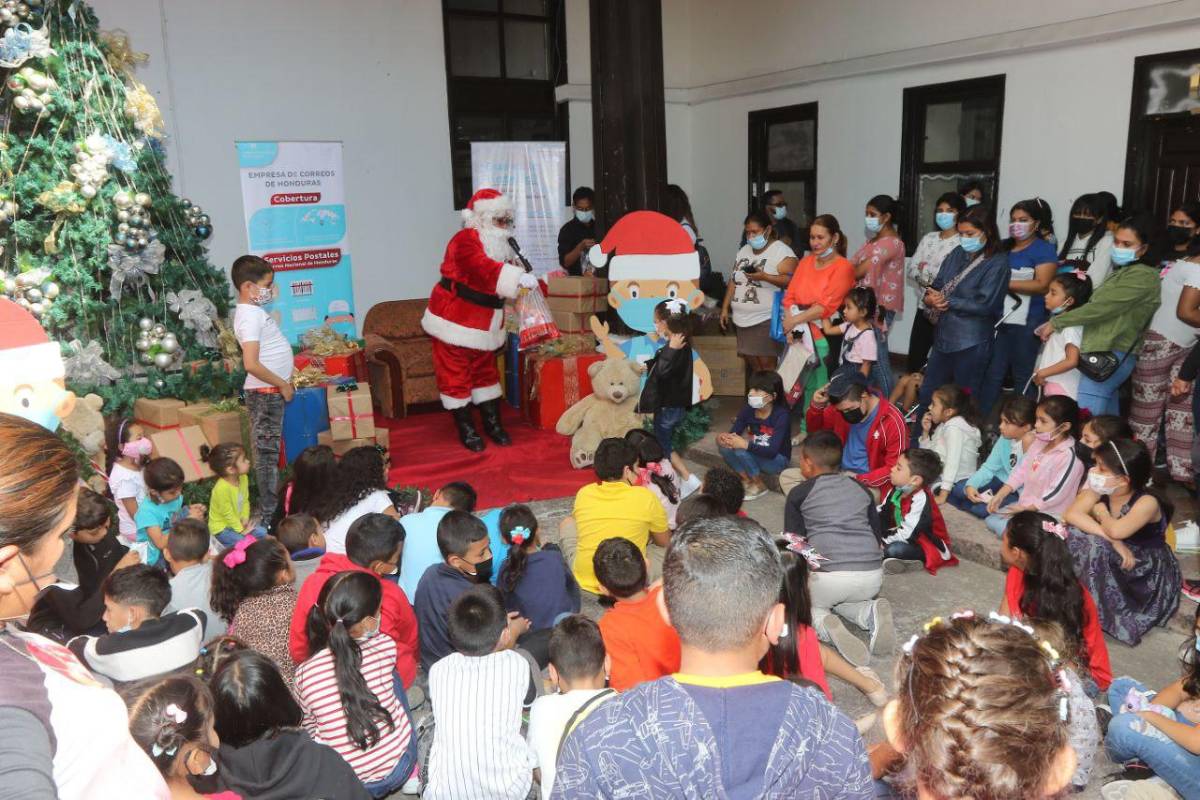 Los regalos fueron entregados en el Correo Nacional.