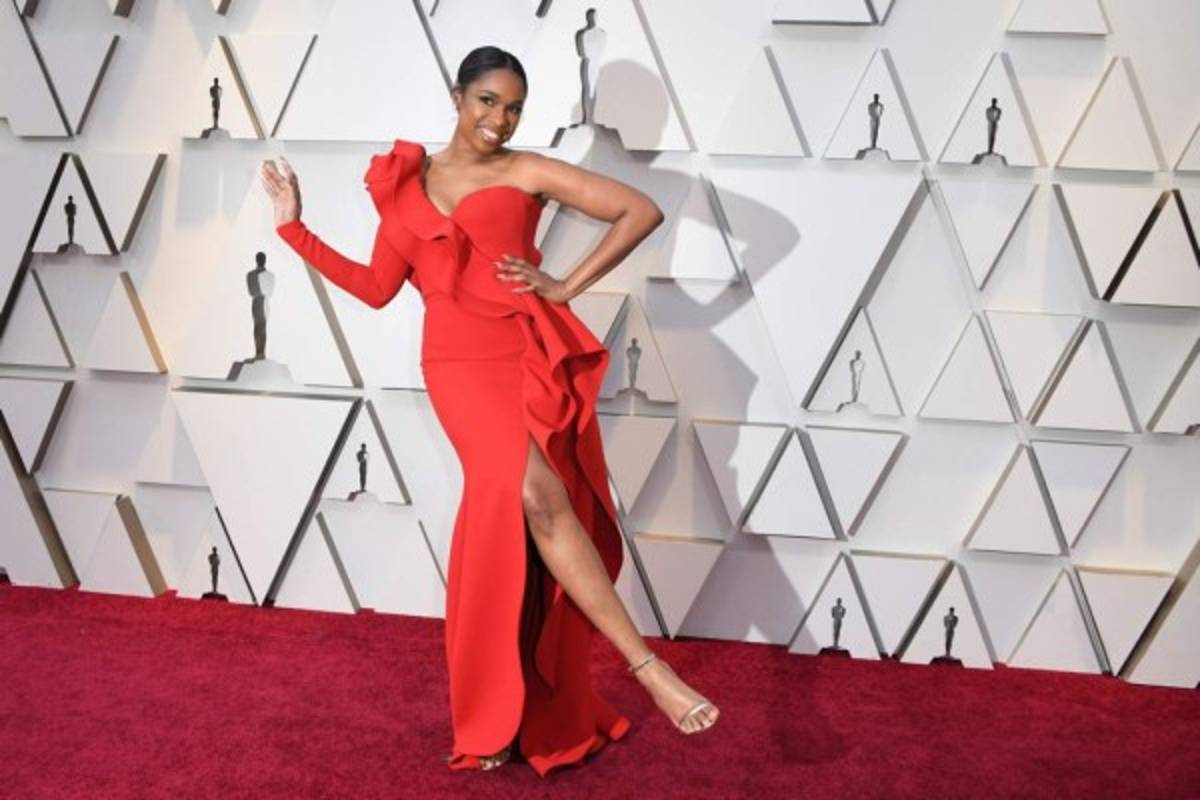 Jennifer Hudson optó por un vestido rojo con abertura. Foto AFP