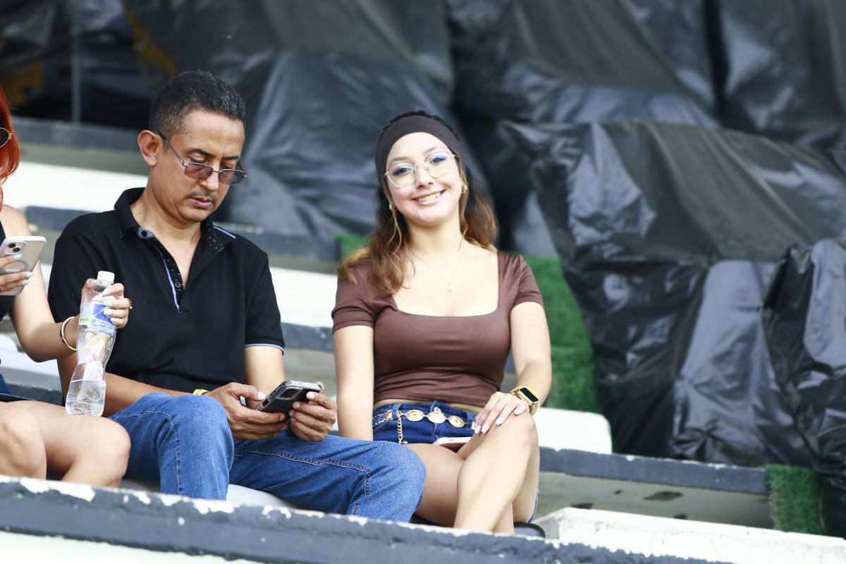 Tiktoker se roba las miradas, belleza y eufórica celebración en el Excélsior en triunfo de Platense