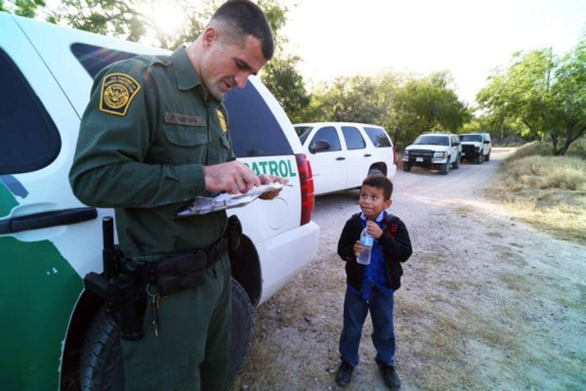 Foto de niño hondureño que viajaba solo por la frontera, causa conmoción   