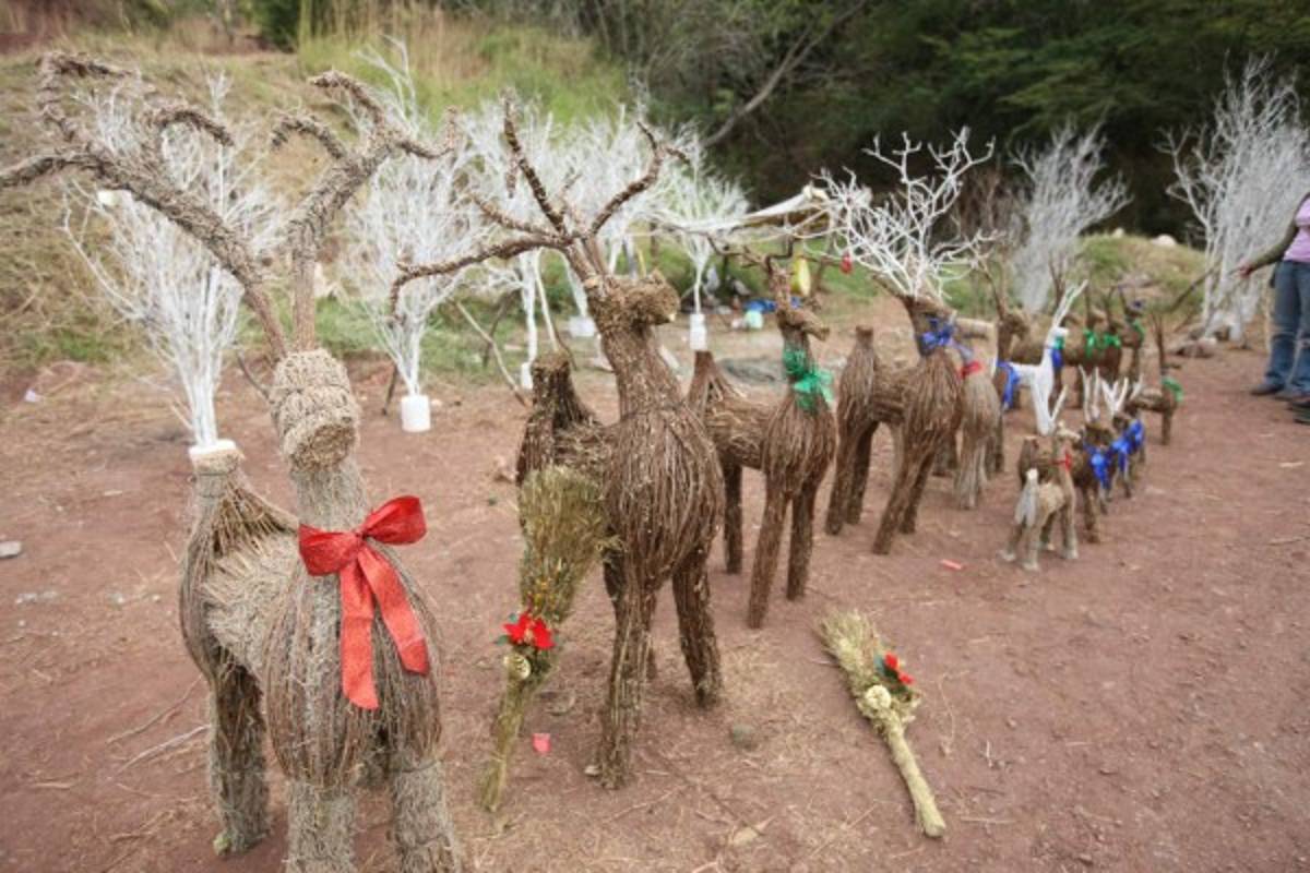 Auge comercial de adornos navideños en las salidas de Tegucigalpa