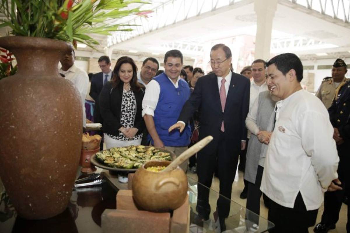 Fascinado Ban Ki-moon con el esplendor del parque de Copán