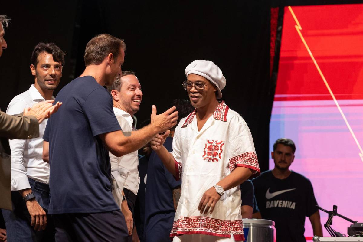 Ronaldinho regresa del retiro a sus 46 años, ya fue presentado y el salario que tendrá