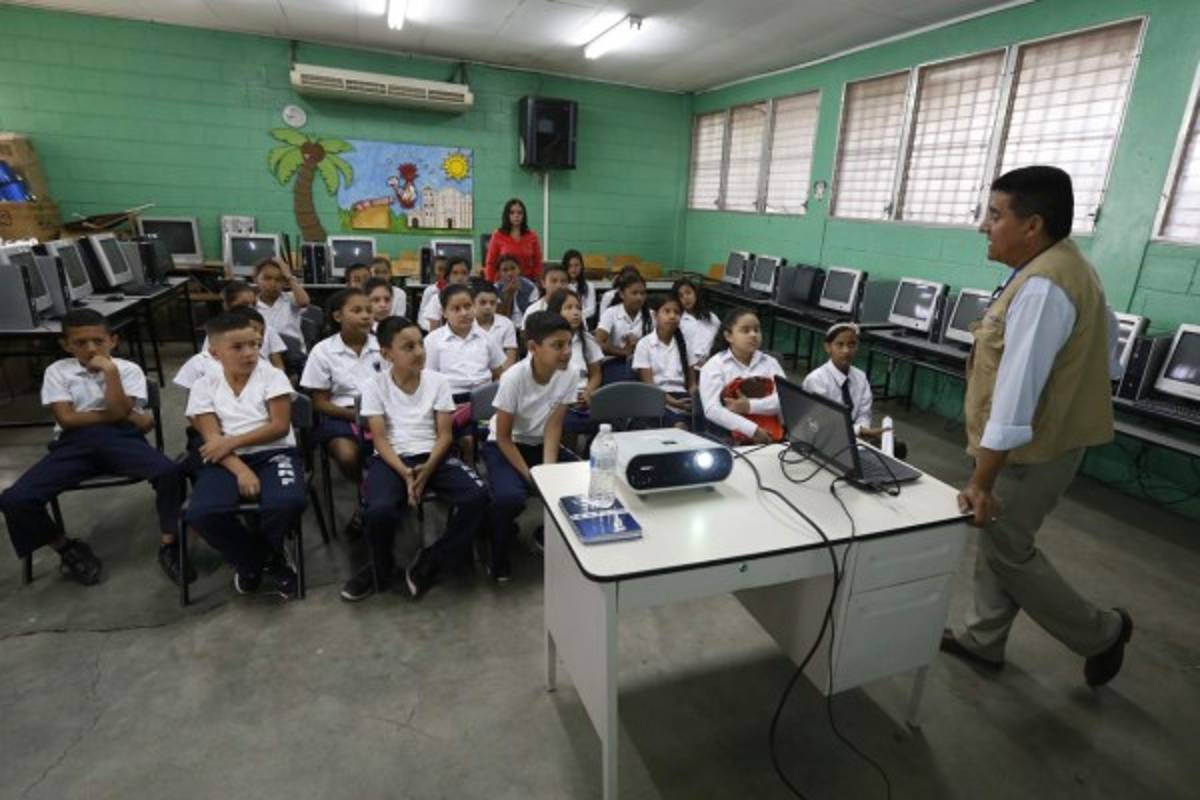 Educación forma a la Escuela República de Francia sobre los clubes ecológicos