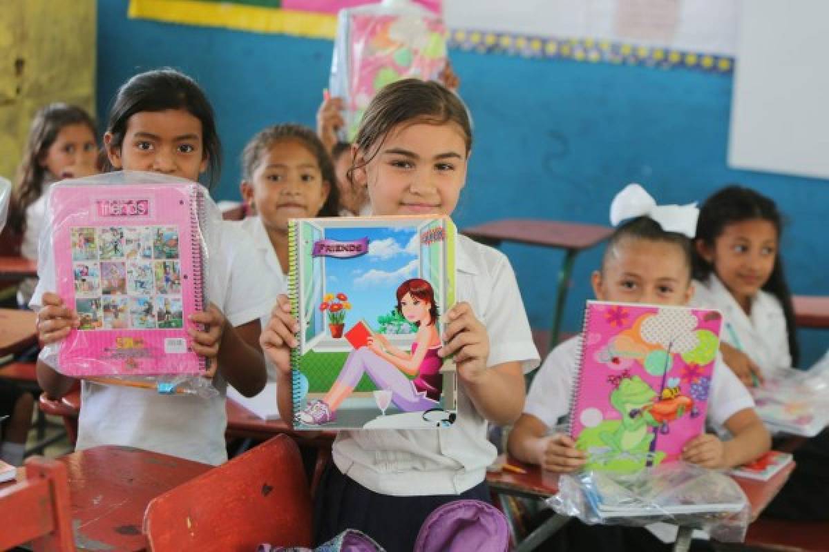 Kit escolar les llega de sorpresa a los niños del CEB Ramón Carías