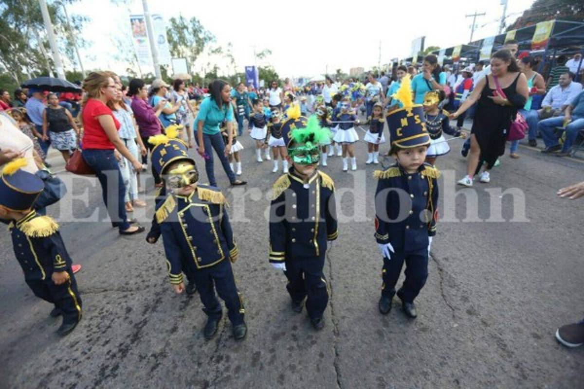 Tegucigalpa derrocha color y algarabía en el carnaval por su 438 aniversario