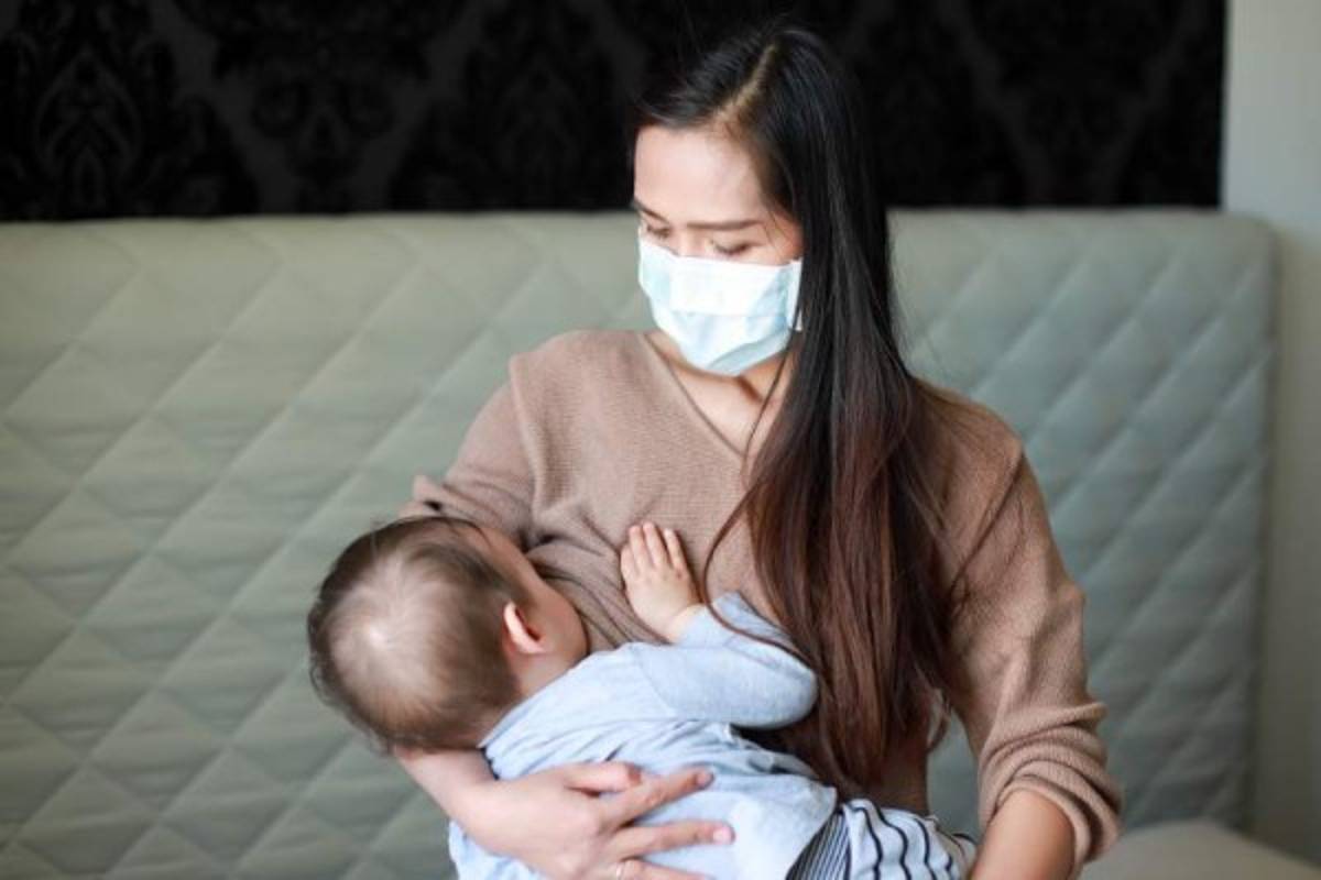 La madre puede seguir amamantando a su bebé, incluso si ha dado positivo en el test de covid-19 o sospecha que está infectada.