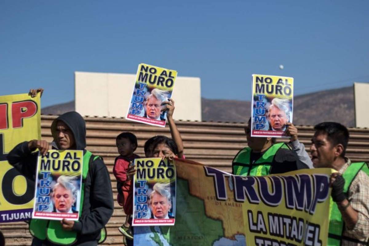Mexicanos protestan contra Trump frente a prototipos de muro fronterizo 