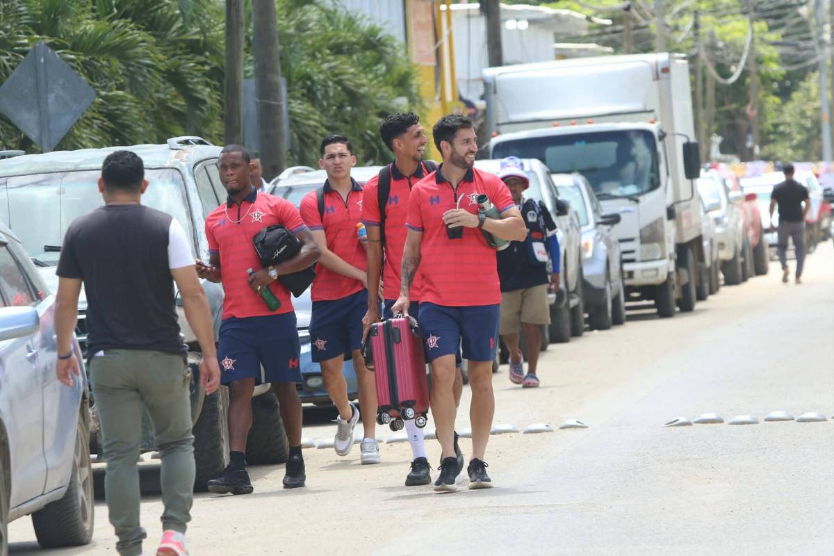 Belleza, pelea de gallos, locura por Olimpia a Danlí y curiosa llegada del Estrella Roja