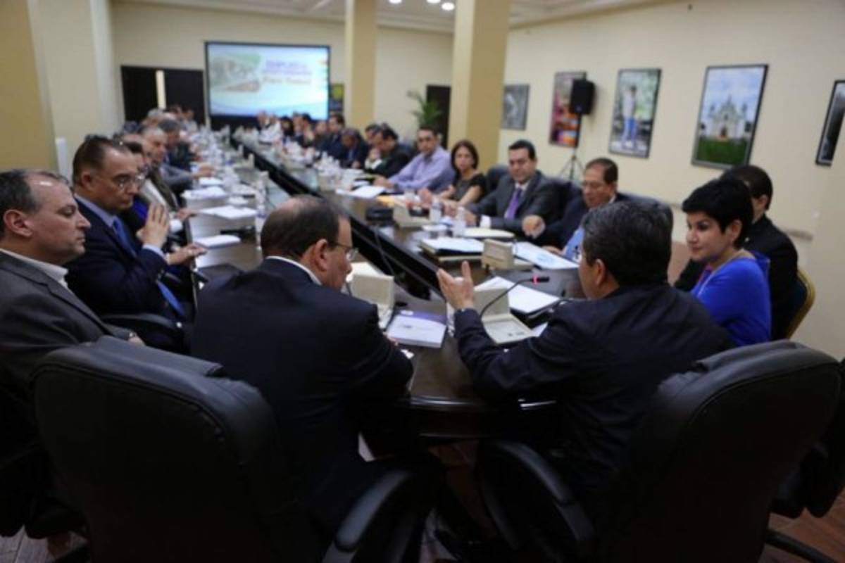 Gobierno y empresa privada definen ruta para generar empleo