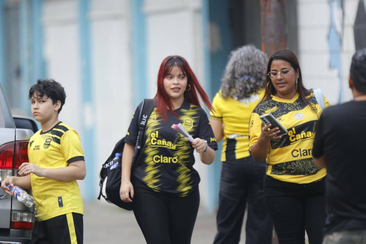 Linda aficionada deslumbra, el Morazán blindado y ambientazo previo al Real España vs Olimpia