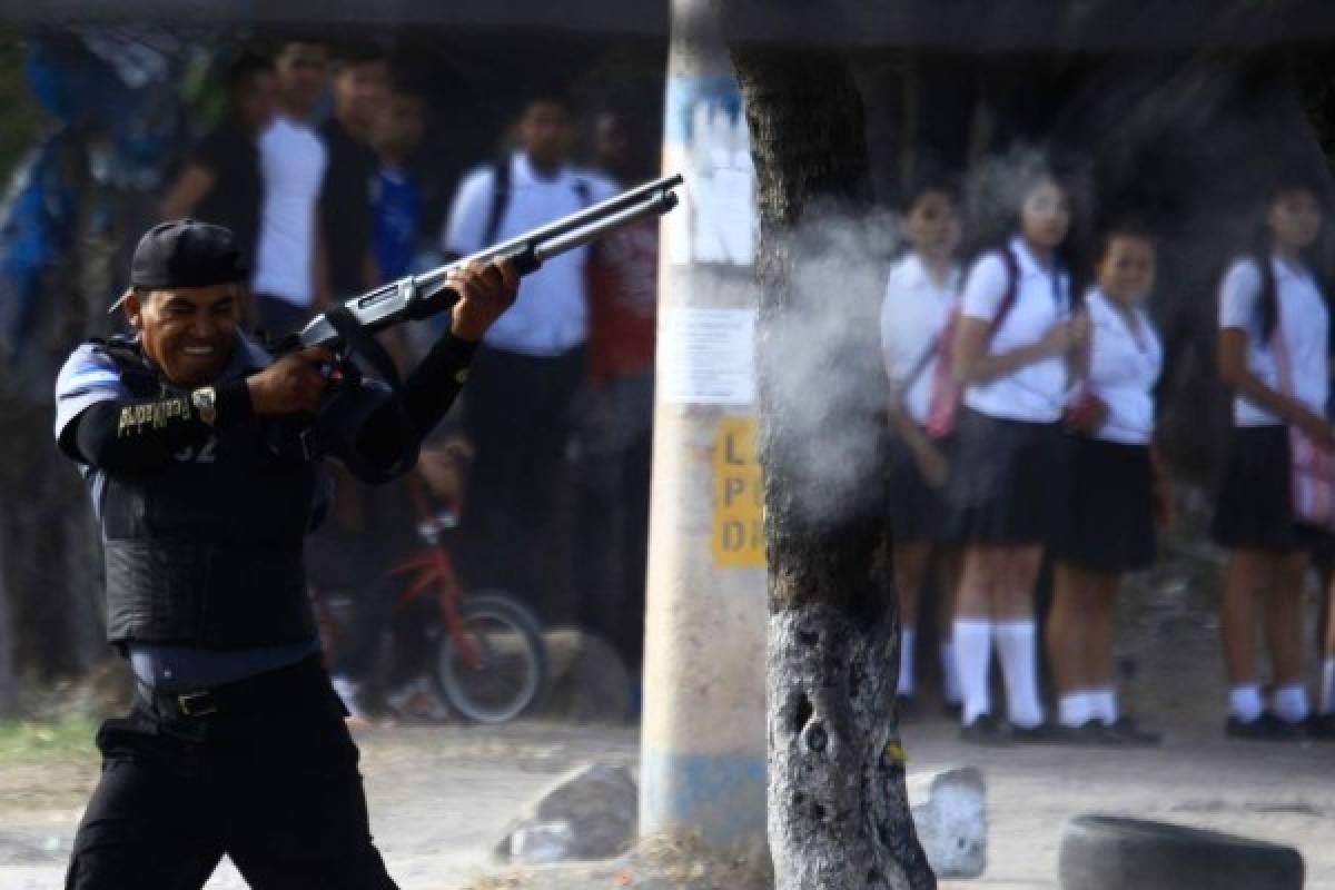 Nueve estudiantes heridos dejan violentas protestas en Tegucigalpa