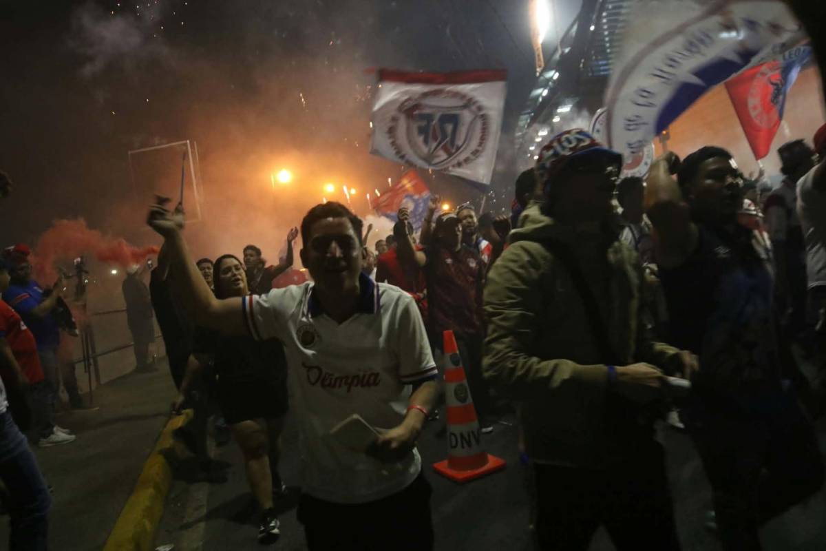 Enmascarado sorprende y lo que hizo linda chica: Llegada de la Ultra al Olimpia vs Cartaginés