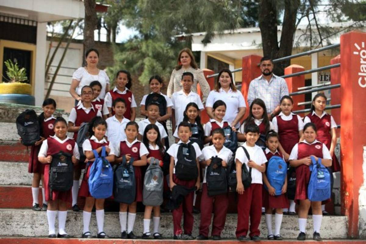 Otorgan kits escolares a niños de excelencia académica en la Escuela República de Canadá