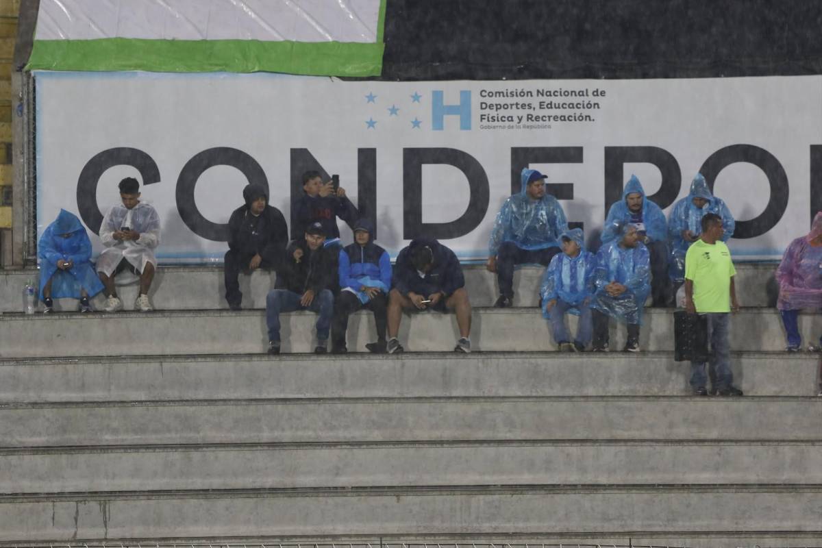 Periodista sorprende y beso a la copa: Ambiente previo al partido entre Honduras y Nicaragua