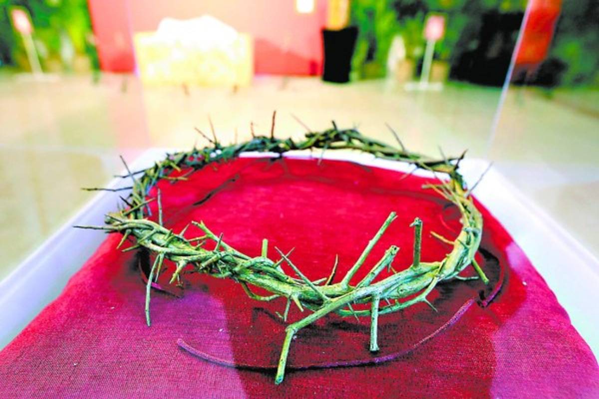 Capitalinos se dejan cobijar por la Sábana Santa