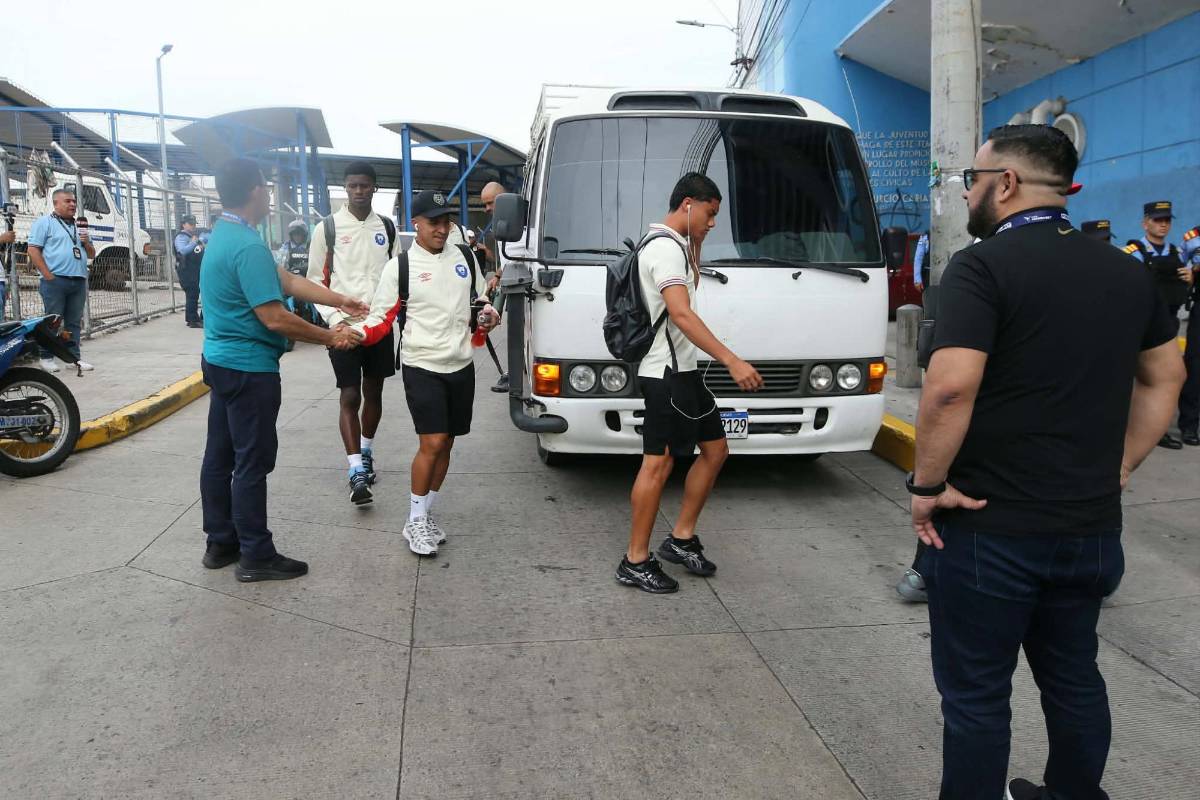 Olimpia vs Motagua: Ambiente, lindas periodistas deslumbran y barra se enfrenta a la Policía Nacional