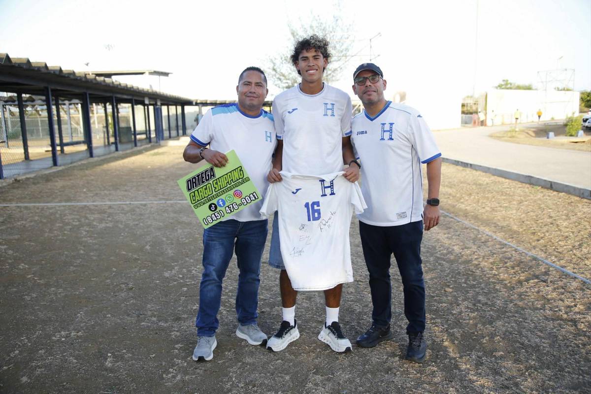 Bellas hondureñas en Curazao, políticos sorprenden en partido eliminatoria ante Haití