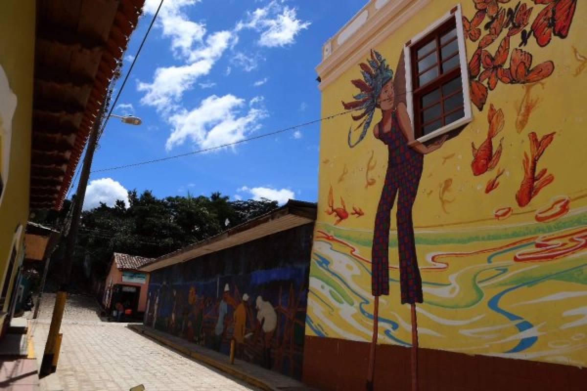 El pintoresco municipio de Cantarranas cautiva a los turistas con los murales que adornan las paredes de sus inmuebles.