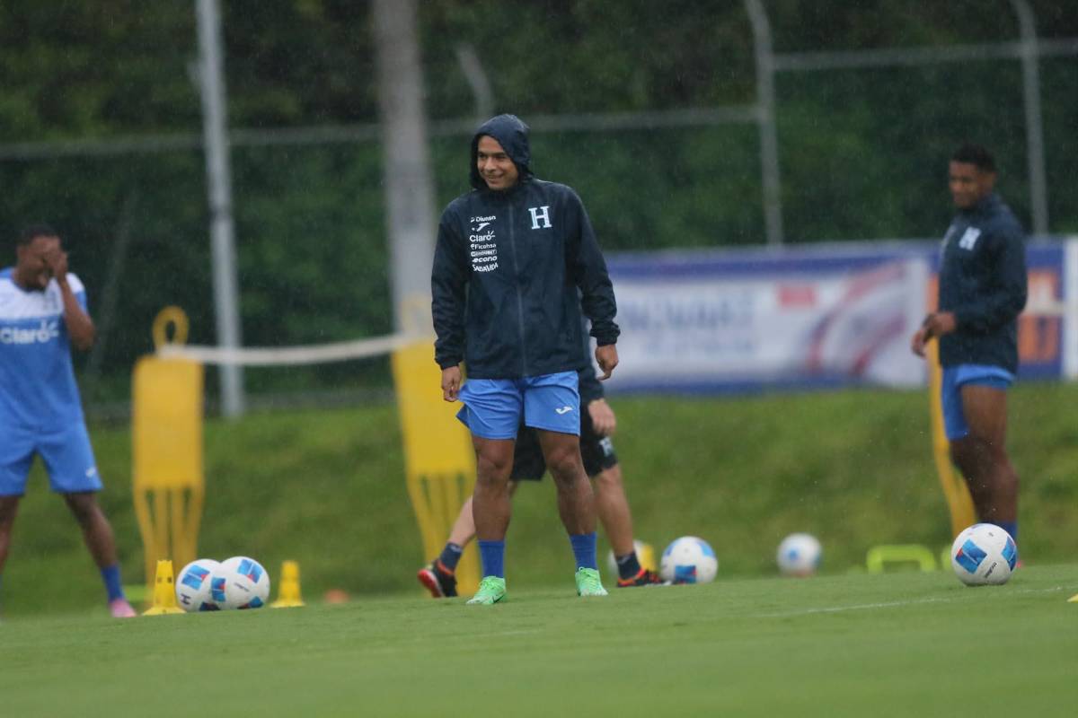 Honduras entrena bajo la lluvia y con mucha seriedad previo a partido ante Haití