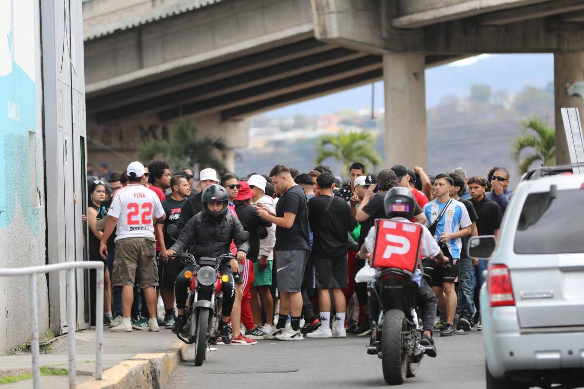 ¡Fiesta total! Así llegaron las barras de Olimpia y Marathón al estadio Nacional