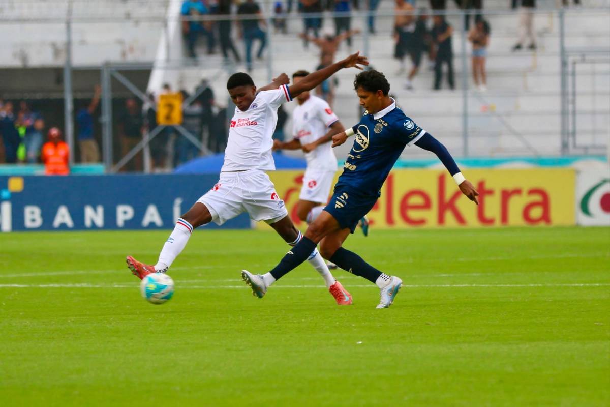 Olimpia humilla a Motagua, jugador sale herido, visita especial y sorprende lo que hicieron los DT