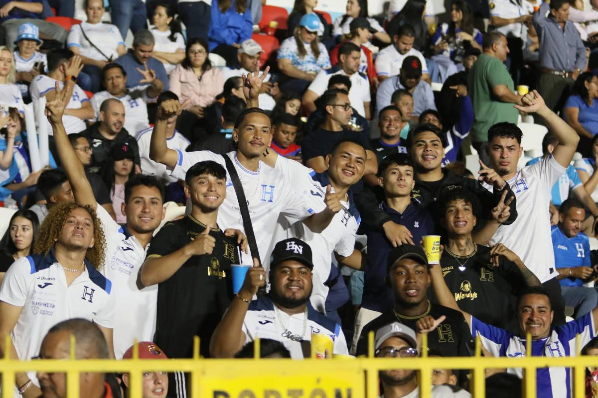 Beso de Milagro Flores a Supremo y furor de la afición: Tiktokers llegan al Honduras-Nicaragua