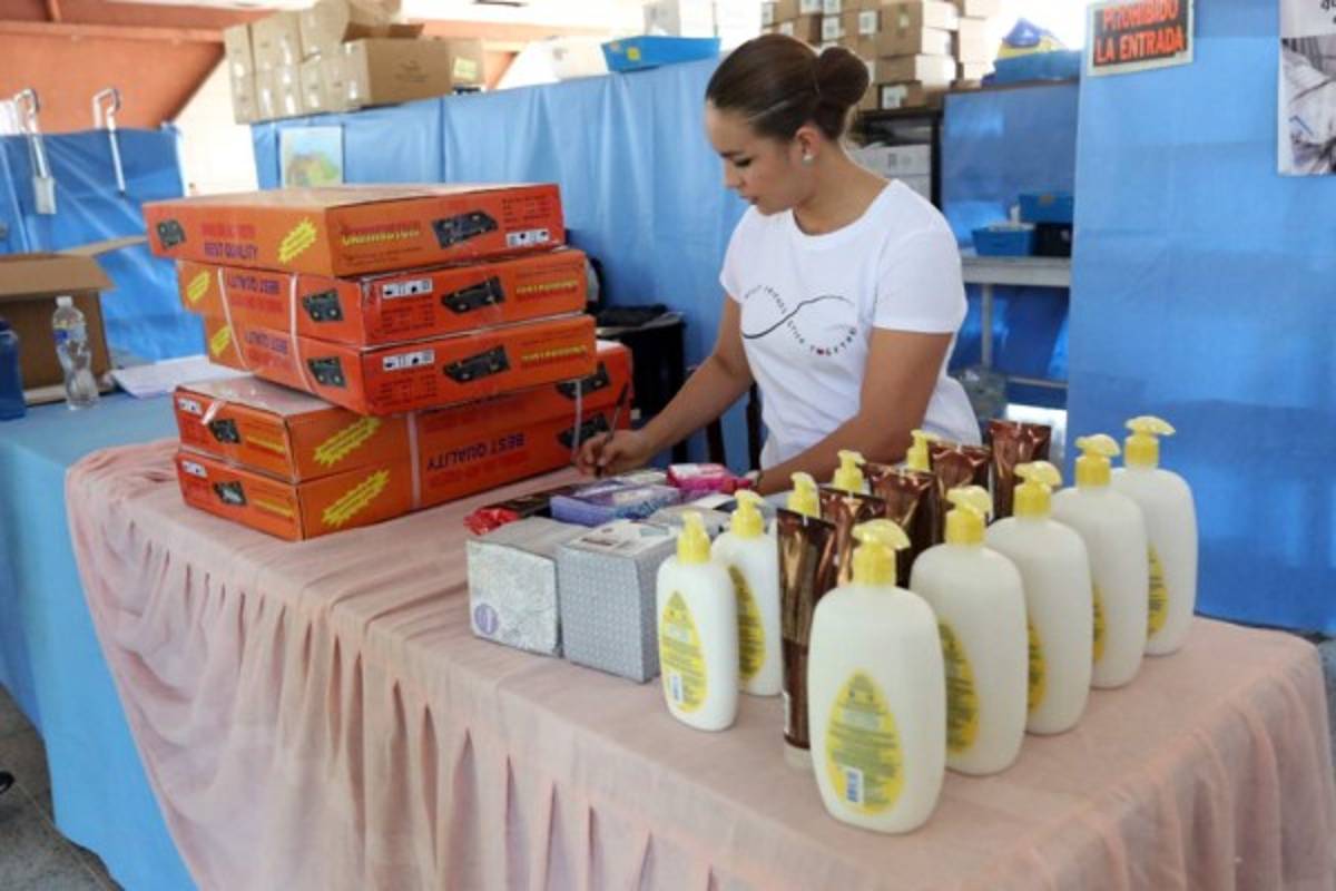 Samaria Mejia, voluntaria de CEPUDO organiza el donativo que fue entregado a los afectados por el incendio en la cuartería. Foto: Marvin Salgado/EL HERALDO