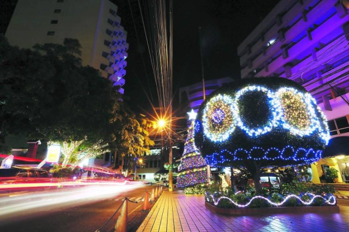 La Navidad viste de resplandor y color históricas plazas de la capital