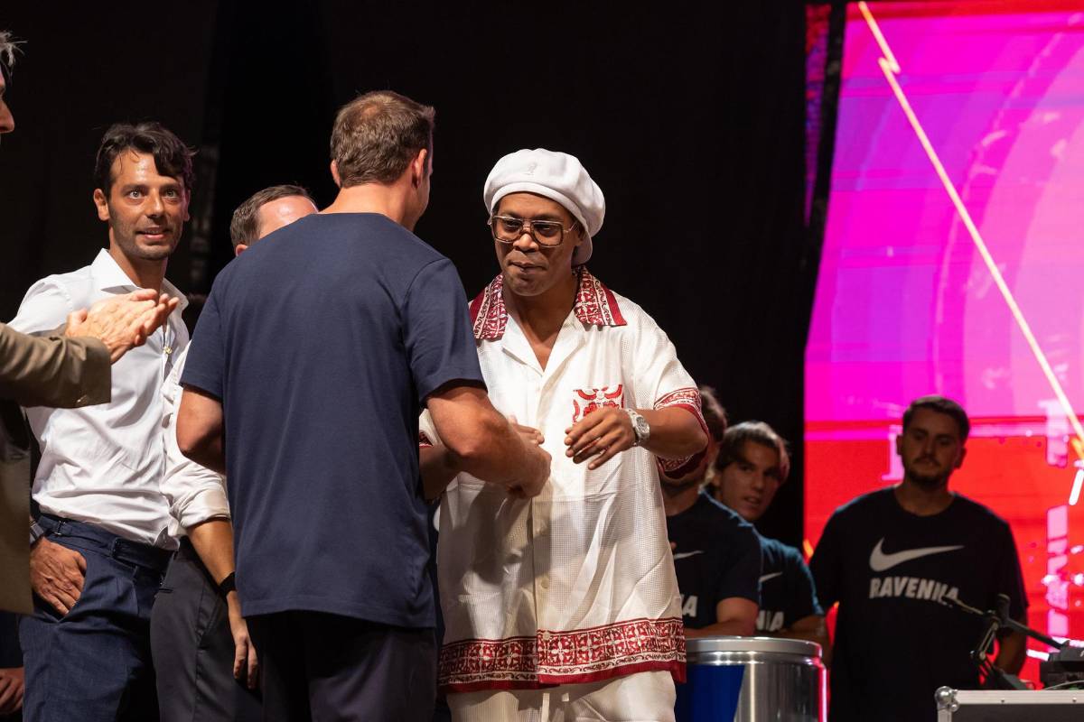 Ronaldinho regresa del retiro a sus 46 años, ya fue presentado y el salario que tendrá